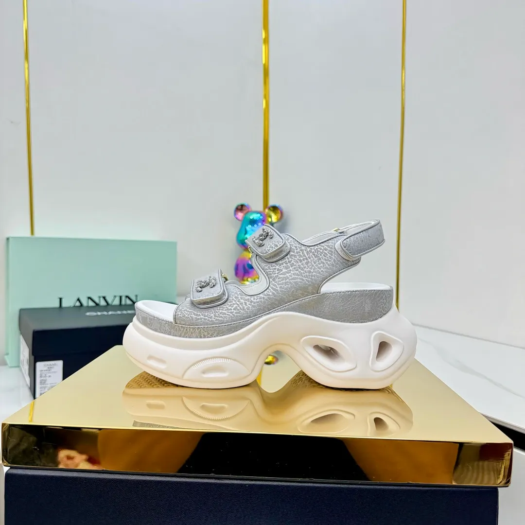 👟👟Ex-factory price 680👟👟 Top version... Chanel｜Chanel Xiaoxiang Velcro Beach Slippers Slippers Casual Beach Shoes 25ss Spring and Summer New Style! Beach shoes are a hit all over the internet! The latest model from the counter, I am still willing to buy it on my feet. It must be ranked among the most popular models. It is invincible in all seasons. Various bloggers and Internet celebrities can see the matching styles. Highly recommended. Pearlescent sheepskin upper, sheepskin lining, suede for feet. Original open-molded TPU outsole size: 35-40 (customized for 40 and 41). Full set of original packaging 👉 👉 👉 👉 👉